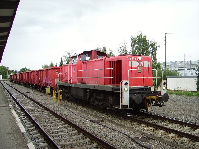 Eine BR 294 in Kempten Hbf mit Eanos Wagen am 16.08.10