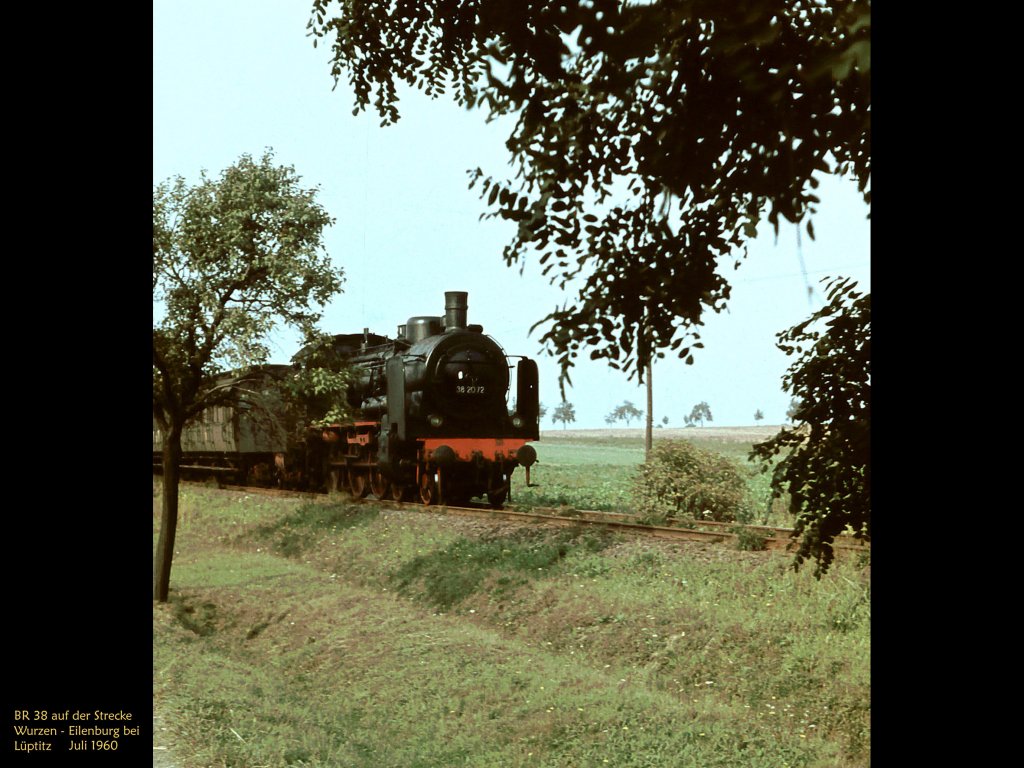 Eine BR 38 der DR mit nur einem Dampfdom vorn am regulren Personenzug von Leipzig ber Wurzen nach Eilenburg. Die Strecke ist jetzt stillgelegt. Bild gescannt von einem KB-Dia, das ich im Juli 1960 aufgenommen habe. Standpunkt etwas sdlich der S23