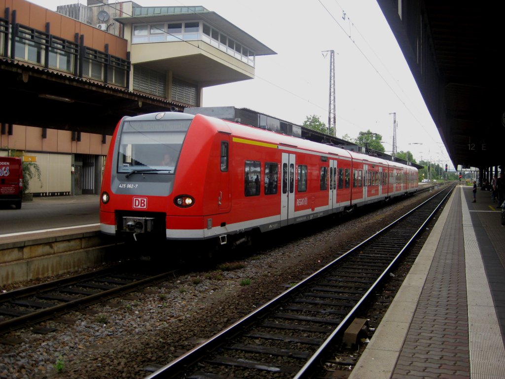 Eine Br 425 bei der Einfahrt in den Hauptbahnhof von Trier. Sie fhrt am 04.08.2010 als RB nach Wellen (Mosel).