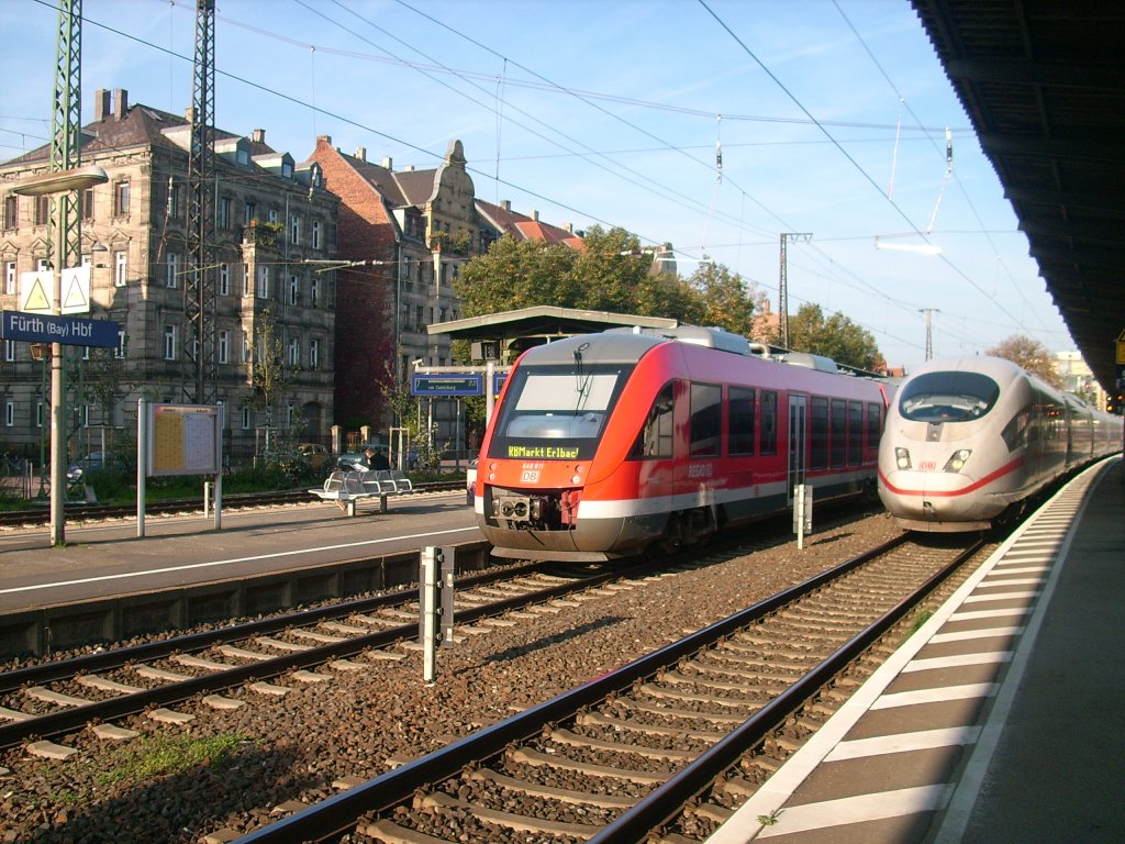 Eine BR 648 als RB nach Markt Erlbach steht am 24.09.2011 in Frth Hbf. Desweiteren passiert gerade ein ICE 3 aus Richtung Wrzburg den Bahnhof.
