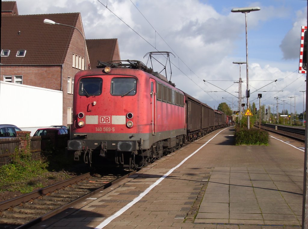 Eine BR140 Mit einem Gterzug in Bnde (NRW)