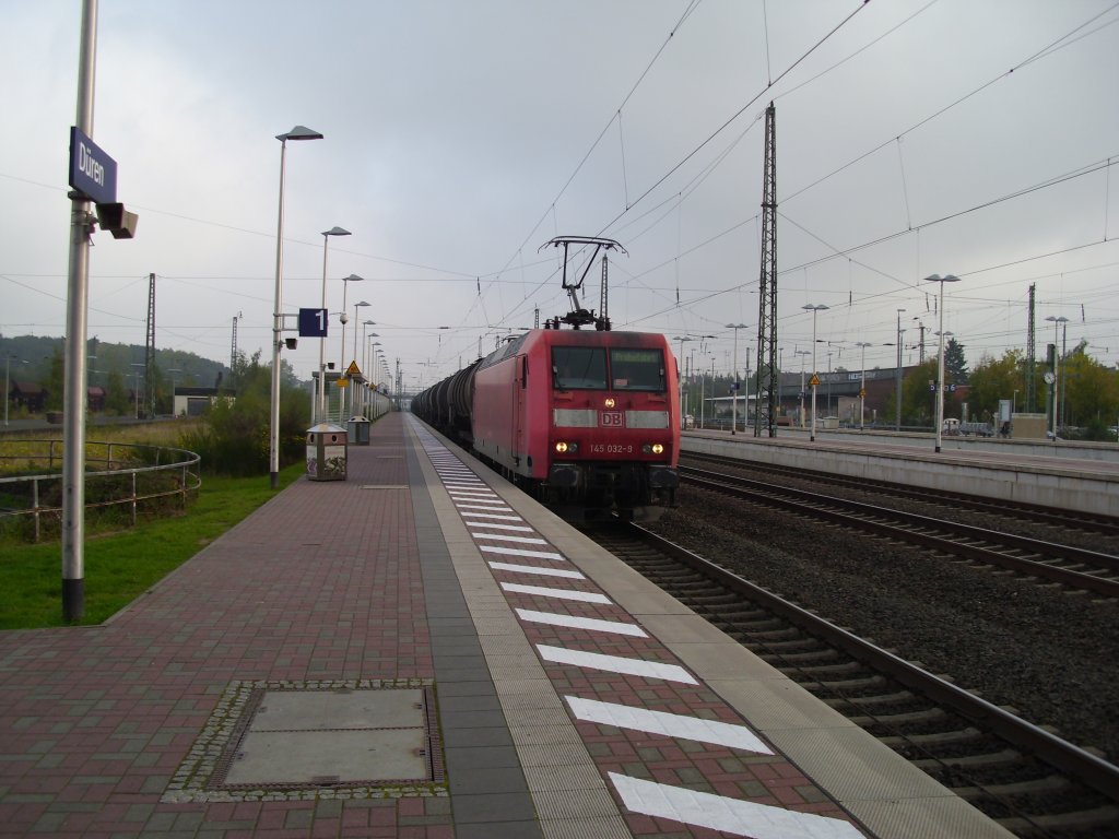 Eine BR145 bei der Durchfahrt mit einem Kesselwagenzug in Dren