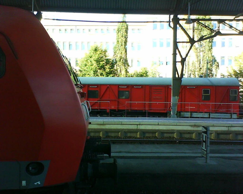 Eine BR146 wartet im Aachener Hbf auf das Abfahrtssignal,
im Hintergrund sieht man einen Versorgungswagen der DB.