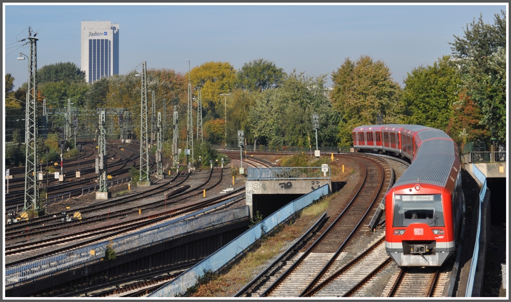 Eine BR474 nach Altona verlsst Hamburg Hbf und wird unweit des Radisson Hotel beim Bahnhof Dammtor den nchsten Halt einlegen. (22.10.2011)