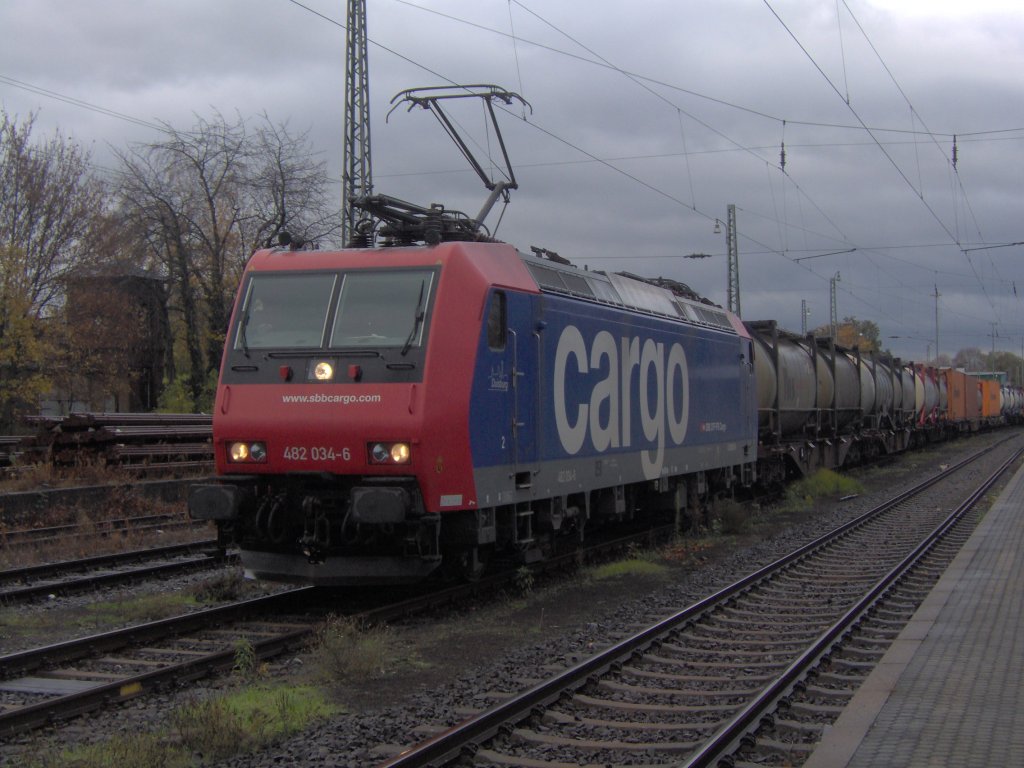 Eine BR482 wartet im Bahnhof Bonn-Beuel auf grnes Signal.