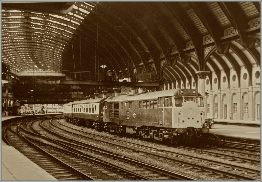 Eine British-Rail (BR) Class 31 Diesellok unter der schönen Halle des Bahnhofes von York. 
20. Juni 1984