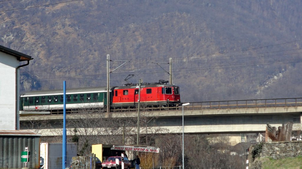 Eine Brcke bei Giornico passiert die Re 4/4  11299 mit einem IR am 12.03.2010. Der sichtbare Personenwagen ist von vorne bis hinten vollreserviert.