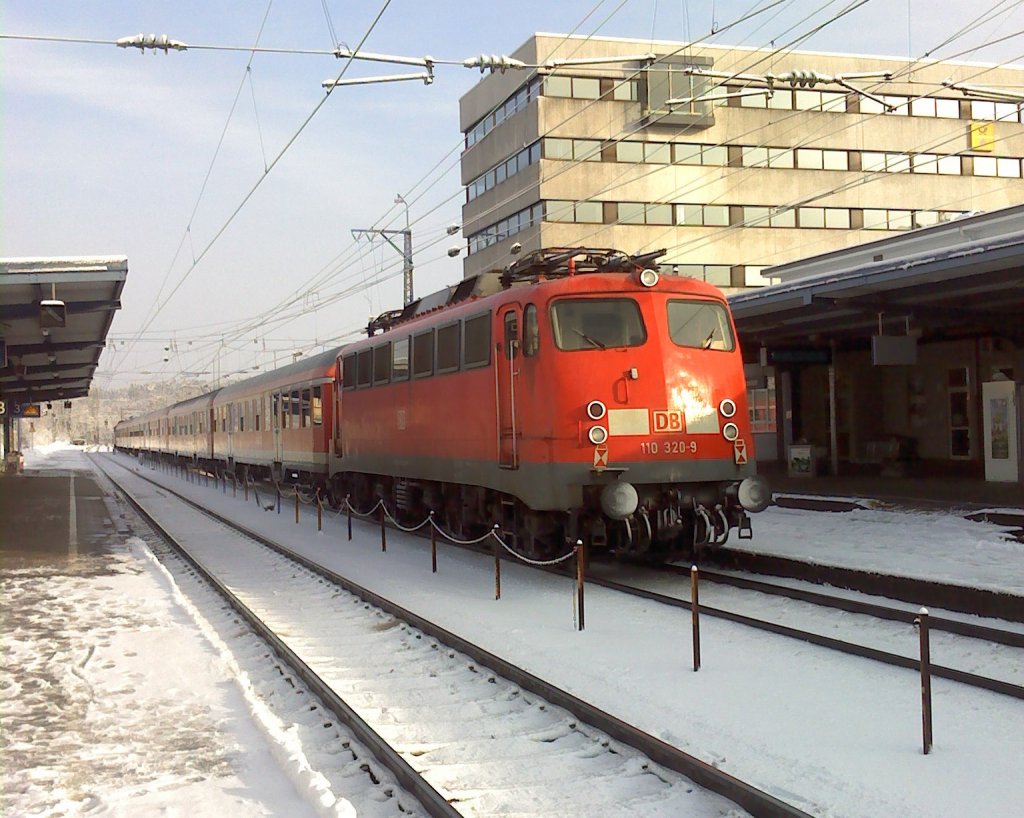 Eine Bgelfalten-110er (110 320) mit RE nach Salzburg Hbf. im Bahnhof Traunstein