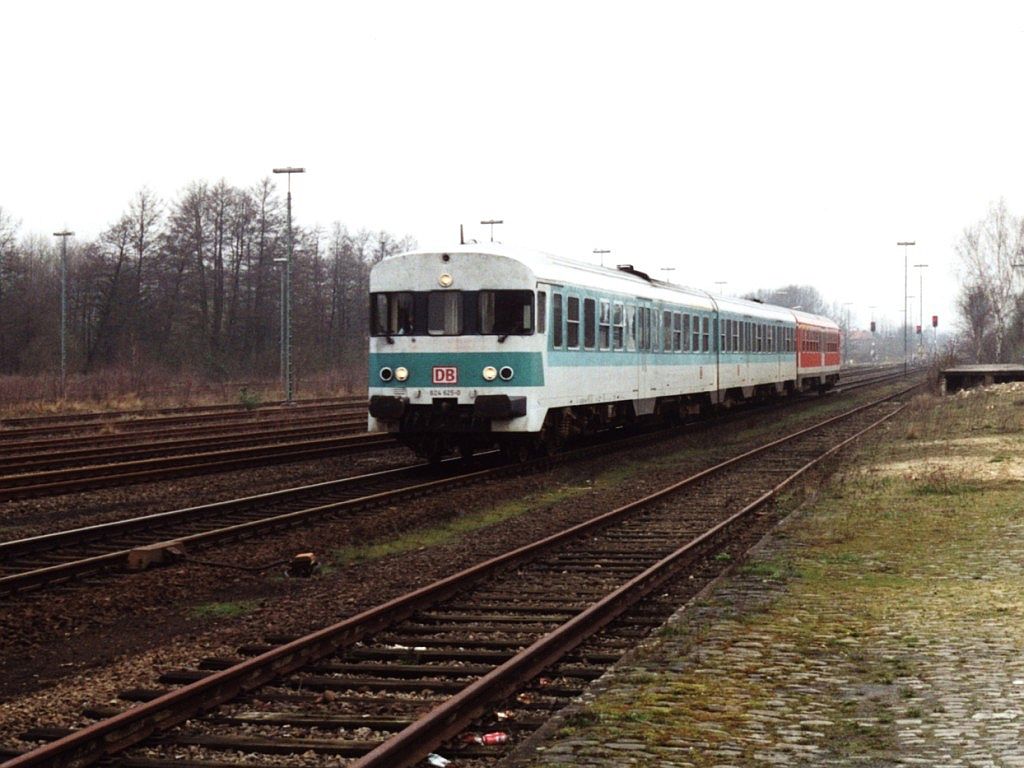 Eine bunte BR624-Triebwagen bestehende aus 624 625-0, 924 425-0 und 624 622-7 mit RB 4816 Wilhelmshaven-Osnabrck bei Bramsche am 25-03-2000. Bild und scan: Date Jan de Vries.