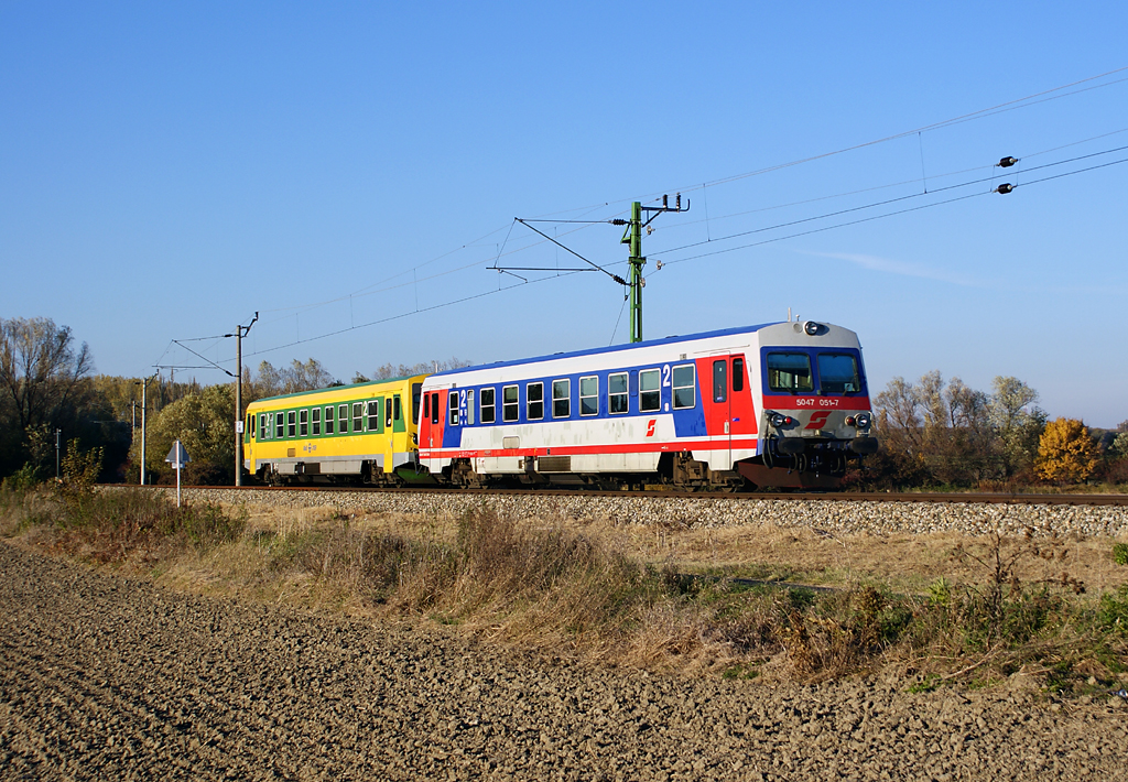 Eine bunte Doppelgarnitur bestehend aus GySEV 5047 501 und �BB 5047 051 f�hrt als Leerpersonenzug in Richtung Sopron. Deutschkreutz, 29.10.2010