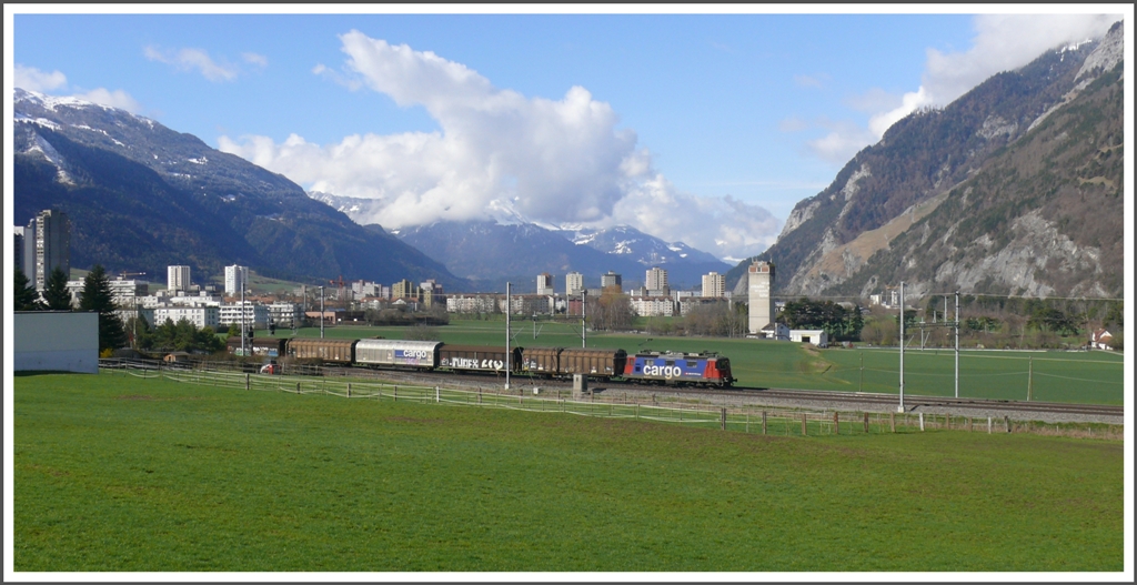 Eine Cargo Re 420 zieht einen kurzen Gterzug Richtung Landquart. Hinter der SBB Doppelspur liegt parallel dazu das RhB Geleise, Blickrichtung Westen ins Bndner Oberland. (31.03.2010)