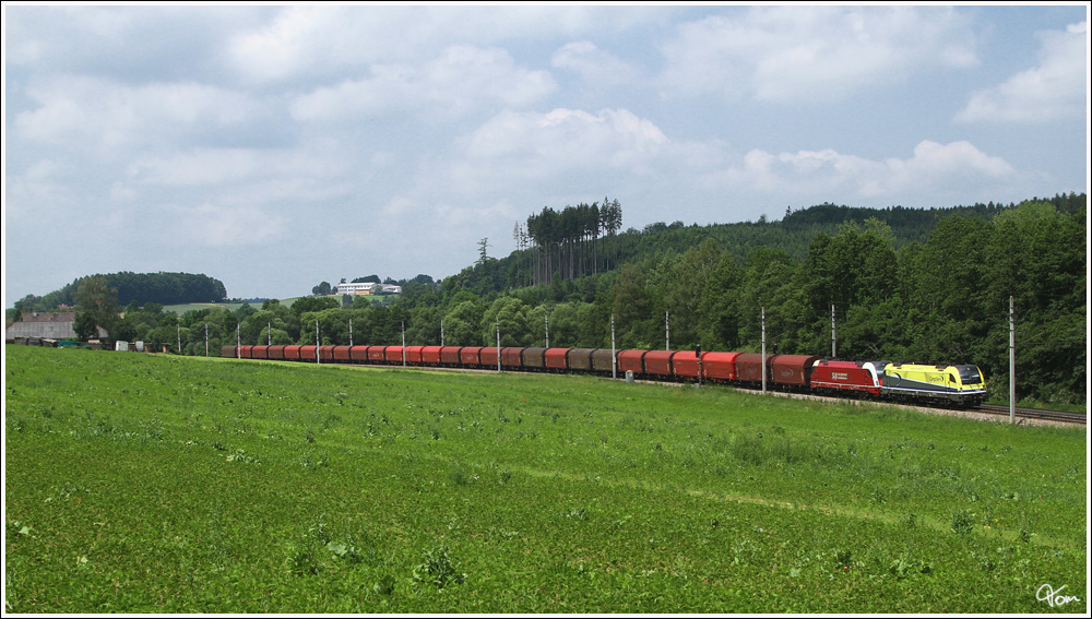 Eine Cargoserv 1216 und die SLB 1216 940, auf der Fahrt mit einem Stahlzug in Richtung Linz. 
Vcklabruck 20.6.2012