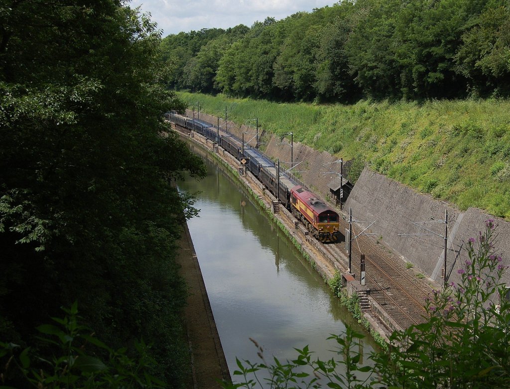 Eine CC 77000 (Class 66) der Euro-Cargo-Rail fhrt mit ihrem leeren Autotransportzug am Rhein-Marne-Kanal, zwischen Reding & Arzviller, entlang Richtung Saverne. 18.07.2012