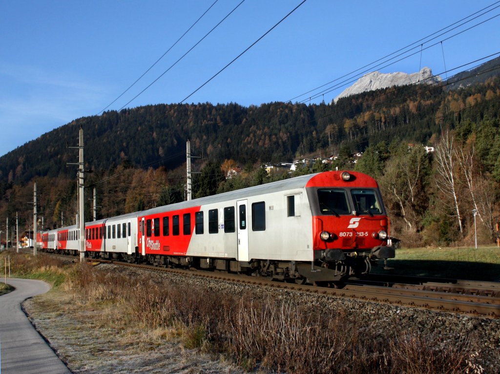 Eine City Shuttle Garnitur geschoben von einer 1144 am 19.11.2011 unterwegs bei Terfens.