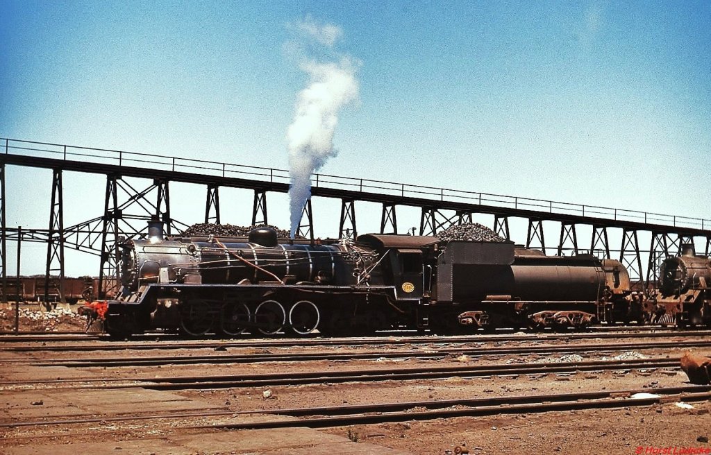 Eine Class 24 im Depot Beaconsfield/Kimberley im November 1976. Im Hintergrund ist die Rampe zur Bekohlungsanlage sichtbar.