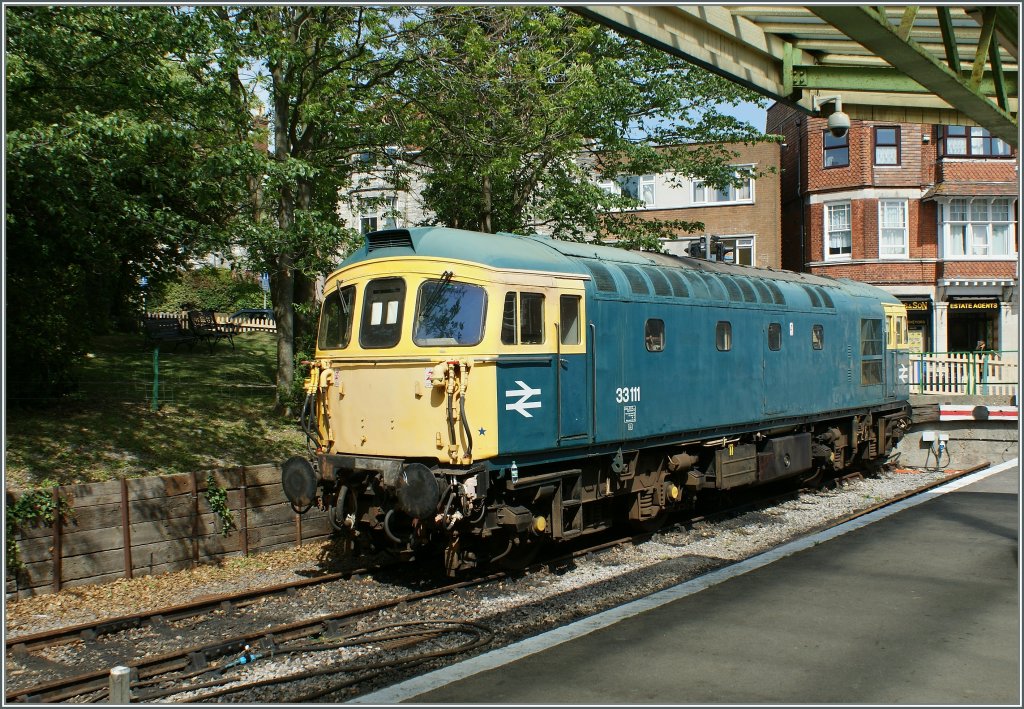 Eine Class 33, genauer die 33 111, in BR Farbgebung in Swanage. 
16.05.2011