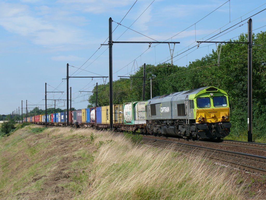 Eine Class 66 von Captrain (PB17 ?) kommt mit einem Containerzug vom Antwerpener Hafen. Aufgenommen am 13/08/2010 auf der grossen Schleife bei Ekeren.
