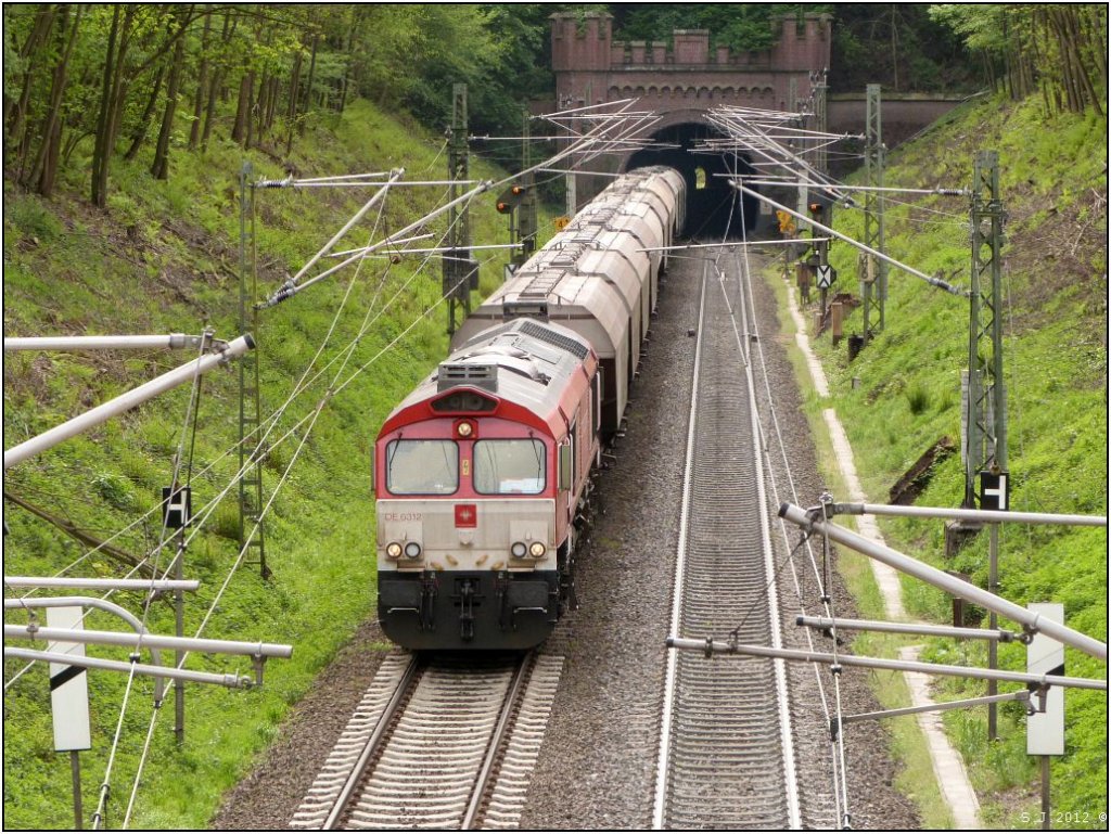 Eine Class 66 (Crossrail) mit schwerer Last am Haken auf den Weg nach Aachen West.
Am Gemmenicher Tunnel ,8.Mai 2012.