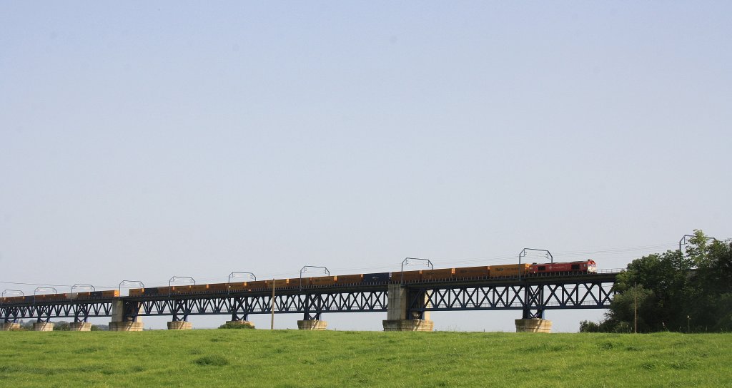 Eine Class 66 DE6310  Griet  von Crossrail fhrt mit einem P&O Ferrymasters Containerzug ber das Viadukt von Moresnet(B) aus Aachen-West und fhrt in Richtung Montzen-Gare(B) und weiter nach Vise(B) nach  Muizen(B) bei 38 Grad am 19.8.2012.