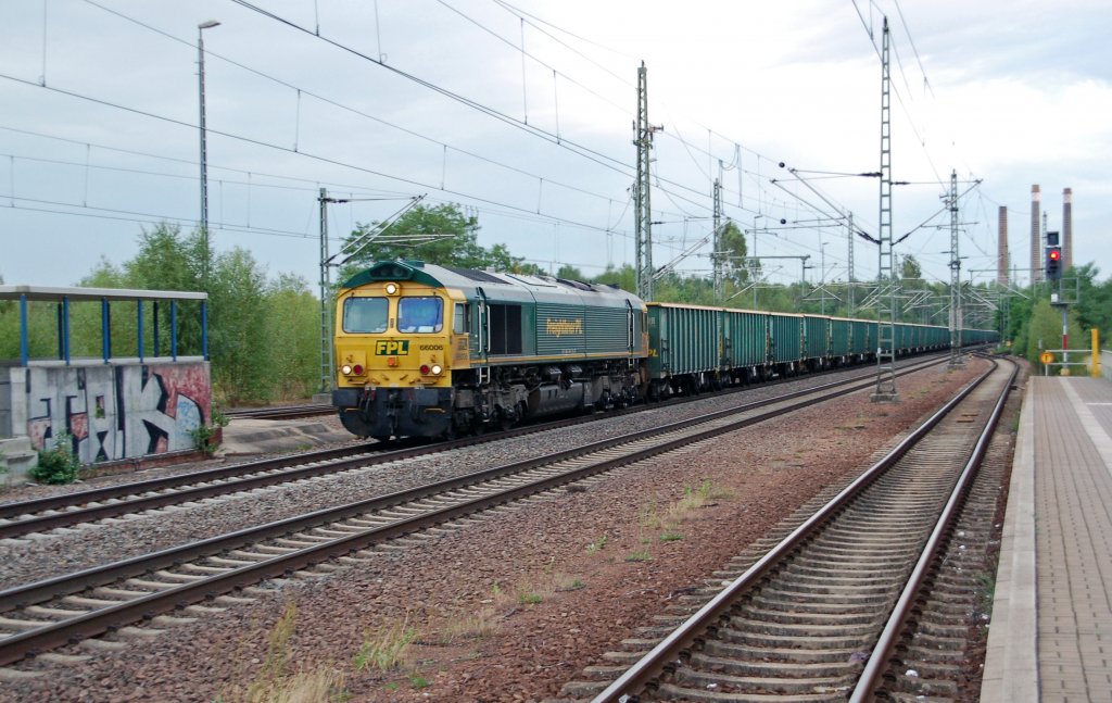 Eine Class 66 der FPL zieht am 17.07.10 einen FPL-Ganzzug durch Muldenstein Richtung Wittenberg.