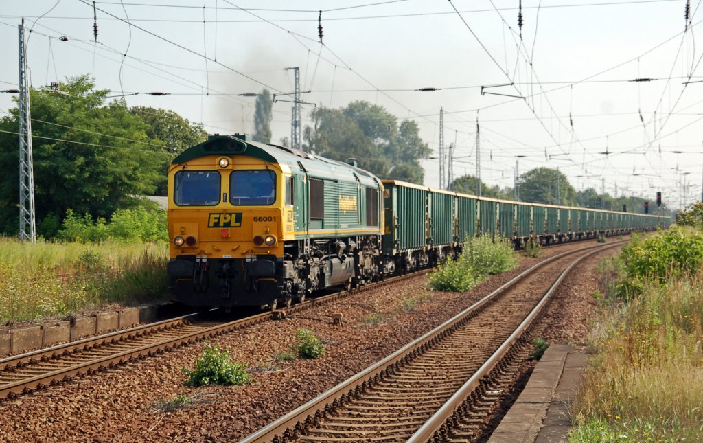 Eine Class 66 der FPL zieht am 05.08.10 einen solchen Ganzzug durch Eilenburg Richtung Leipzig/Halle.