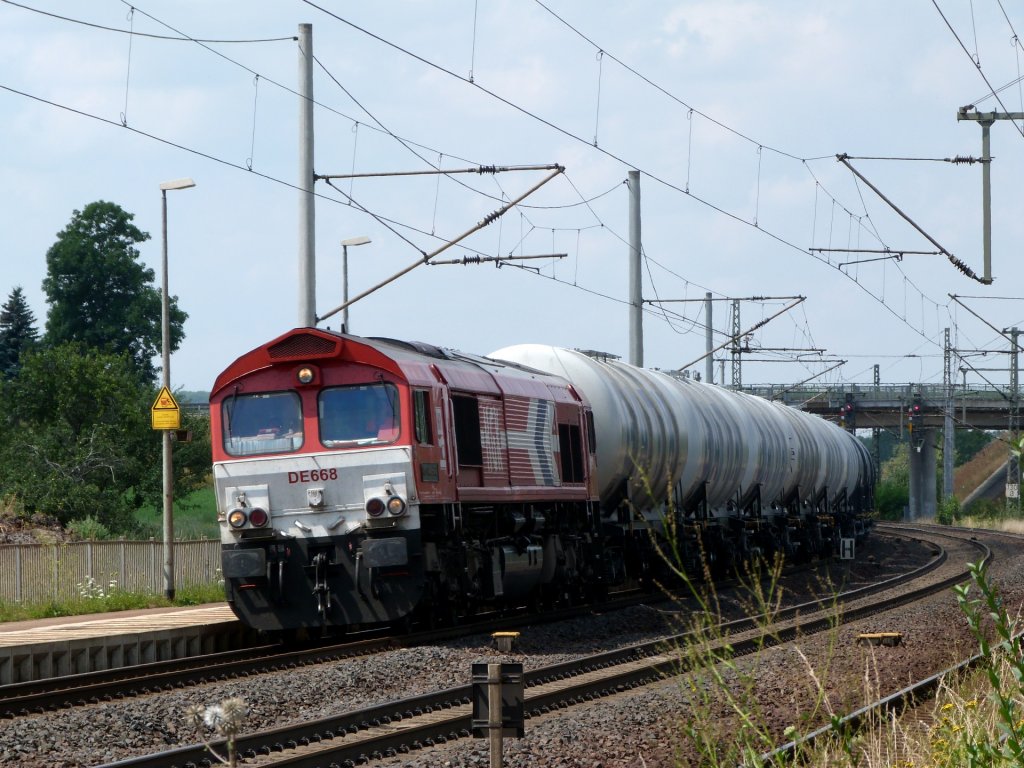 Eine Class 66 von HGk durchfhrt am Mittag des 5.8.13 mit einem Kesselwagenzug den Bahnhof Seebergen, Richtung Erfurt. 