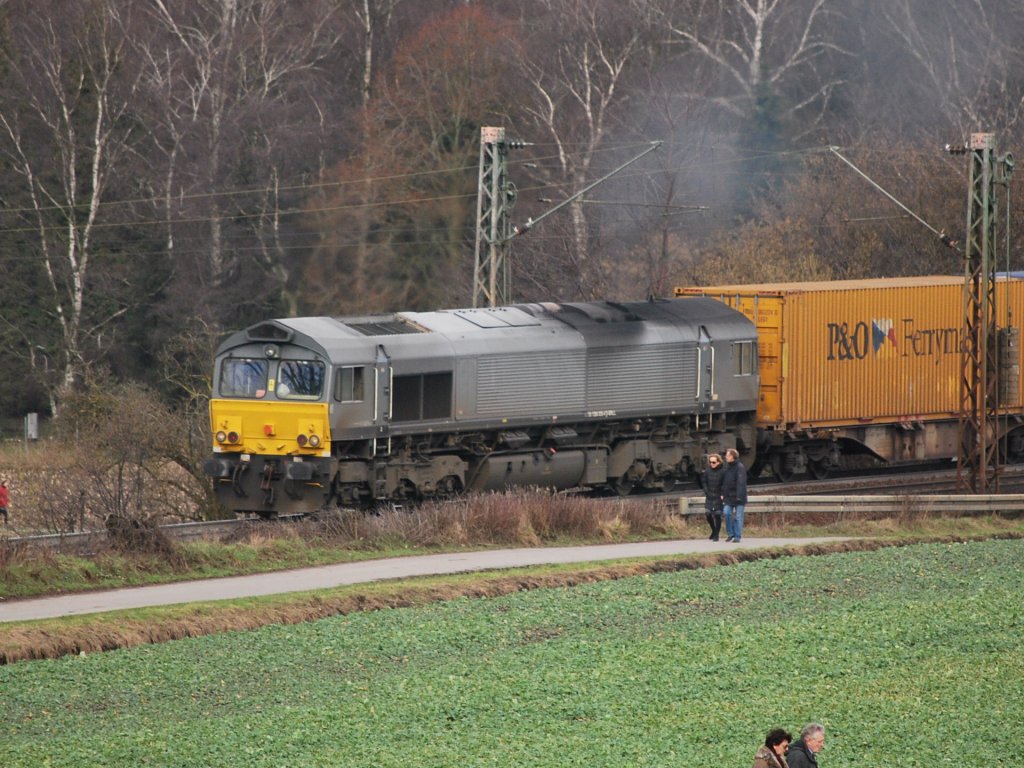 Eine Class 66 mit Container-Zug fährt den Gemmenicher Weg (Aachen) hoch in Richtung Belgien (13.02.11)