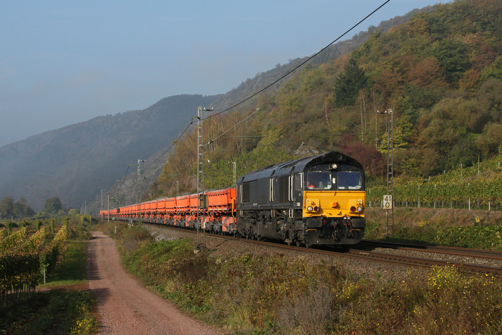 Eine Class 66 mit einem Gterzug auf der Moselstrecke bei Pommern. 22.10.2011.