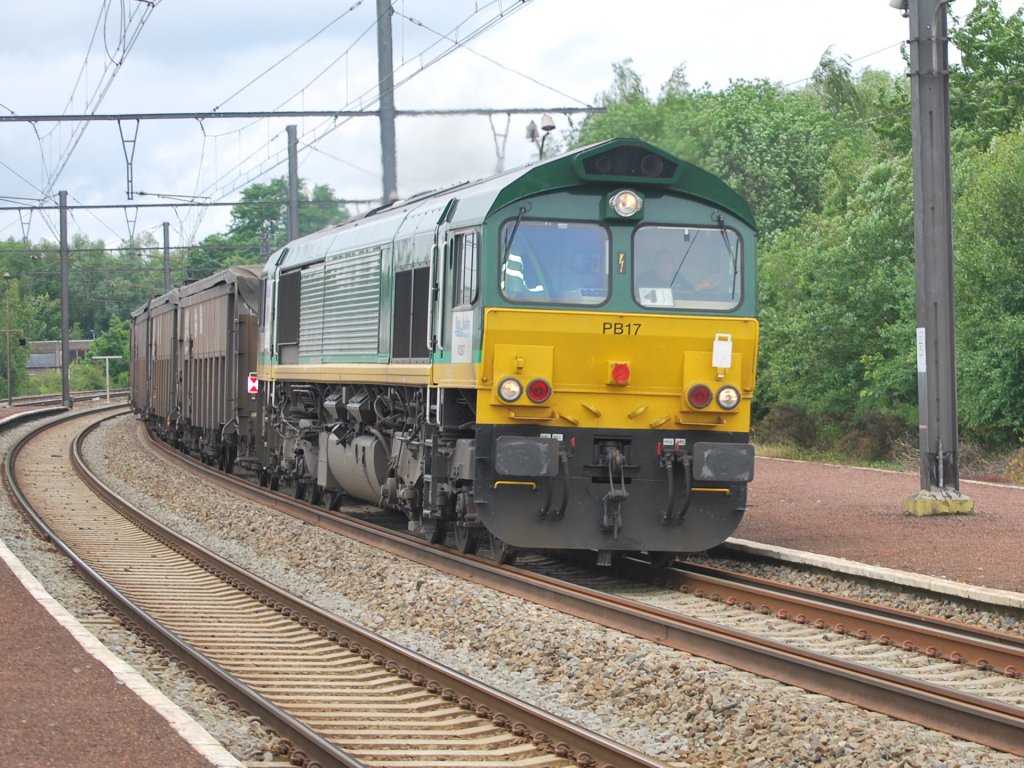 Eine Class 66 von RurTalBahn zieht einen Gterzug durch den Bhf Tongeren. Juni 2012.