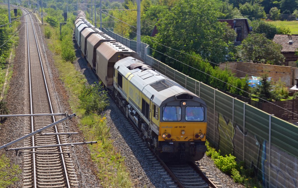 Eine Class 66 zog am 20.08.11 einen Gterzug durch Holzweiig Richtung Bitterfeld.