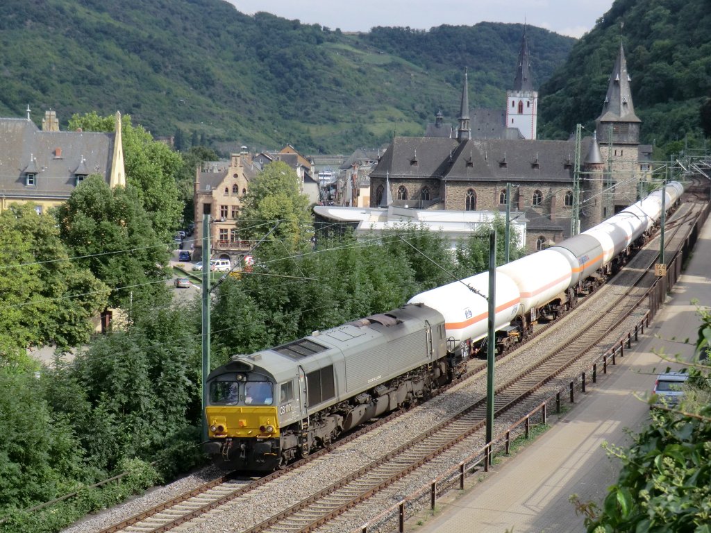 Eine Class ist am 13.8.10 mit einem Kesselwagenzug bei St. Goar unterwegs.