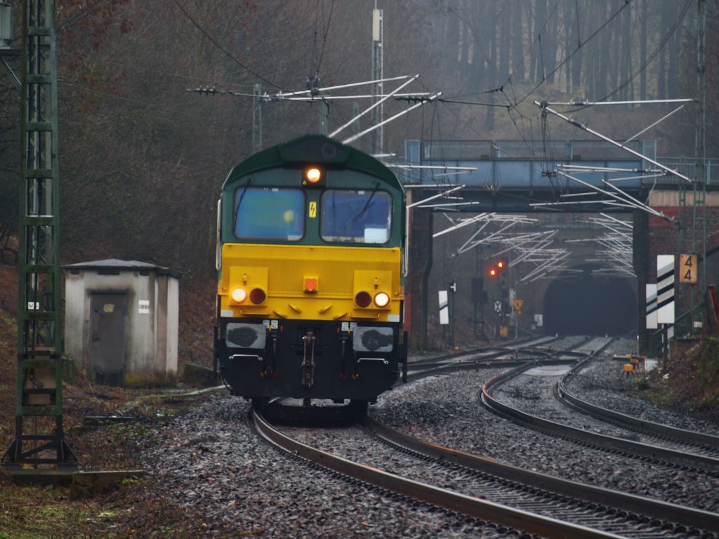 Eine Class66 (266 005-8) von Ascendos Rail Leasing Sarl aus Luxemburg eilt am 24.01.2011 auf der Montzenroute aus dem Gemmenicher Tunnel kommend nach Aachen West um kurze Zeit spter mit einem leeren Bleierz Zug zurck nach von Belgien zu fahren. 