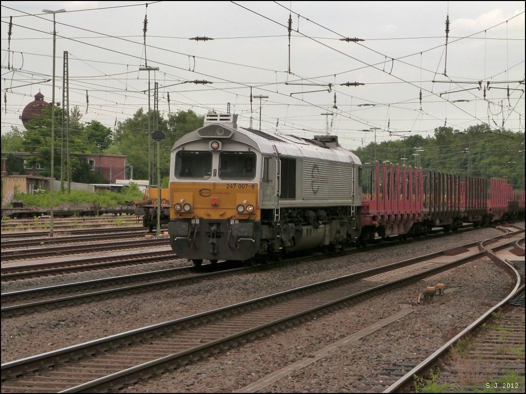 Eine Class66 der EuroCargo Rail mit schwerer Last am Haken durchfhrt Duisburg Wedau  im Juli 2012.