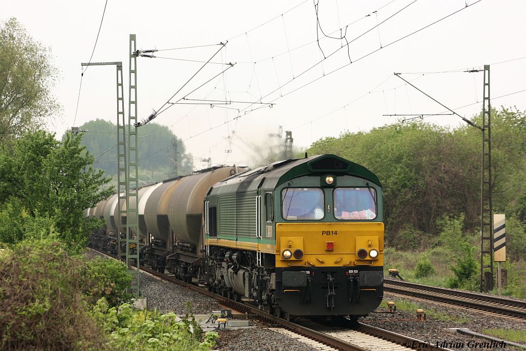 Eine Class66 mit einem Gterzug in Hannover Misburg am 27.4.2011.