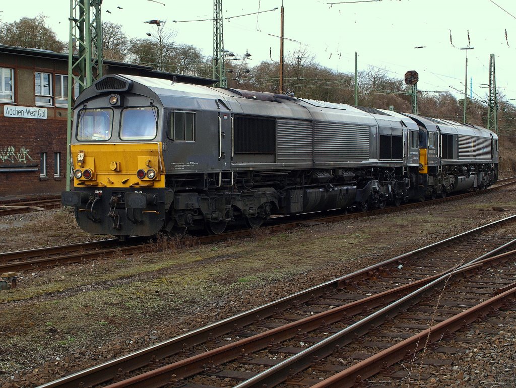 Eine Class66 der Nordbayerischen Eisenbahn schleppt am 31.03.2010 eine Rurtalbahn Class66 die von Mitsui Rail Capital Europe (MRCE) gemietet ist aus Aachen West.