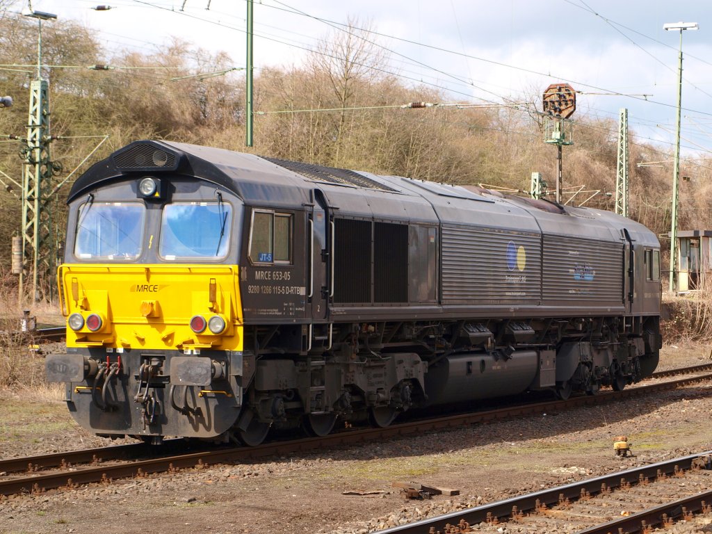 Eine Class66 der Rurtalbahn, gemietet von Mitsui Rail Capital Europe (MRCE)steht am 31.03.2010 in Aachen West und wird gleich von einer Class66 der Nordbayerischen Eisenbahn abgeschleppt.