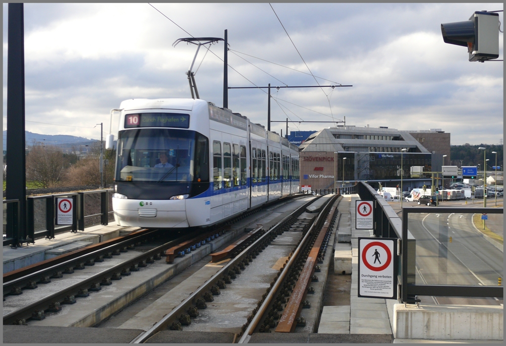 Eine Cobra der Glattalbahn erreicht die Haltestelle Kloten Balsberg, nchster Halt ist Zrich Flughafen. (13.12.2010)