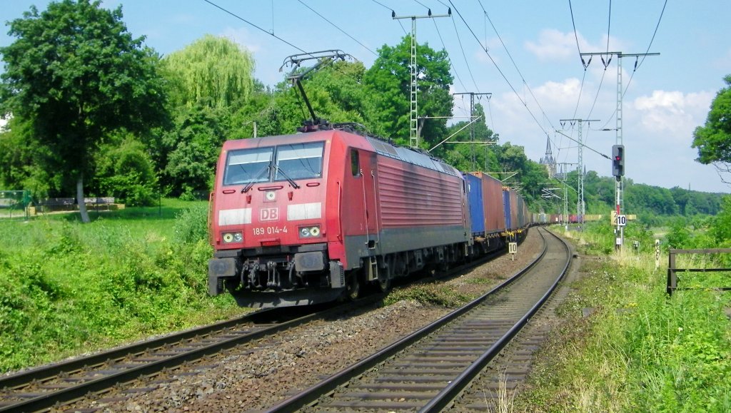 Eine  Containerschlange  mit der 189 014-4 an der Spitze durchfhrt gleich den Hp Dresden-Cotta (13.7.2013)