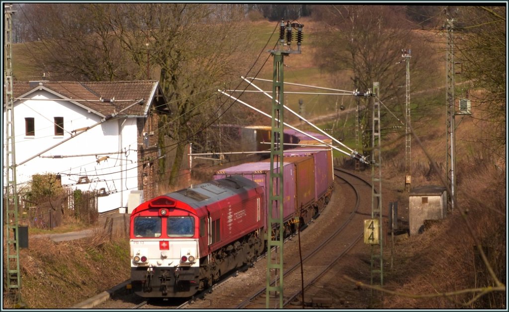 Eine Crossrail Class66 arbeitet sich langsam die Steilrampe der Montzenroute hinauf nach Belgien.Am Haken ein Containerzug. Location: Aachen/Mrz 2013. Eiskalter Wind
blsst hier oben immer noch ,obwohl der Frhling seine Vorboten zeigt.