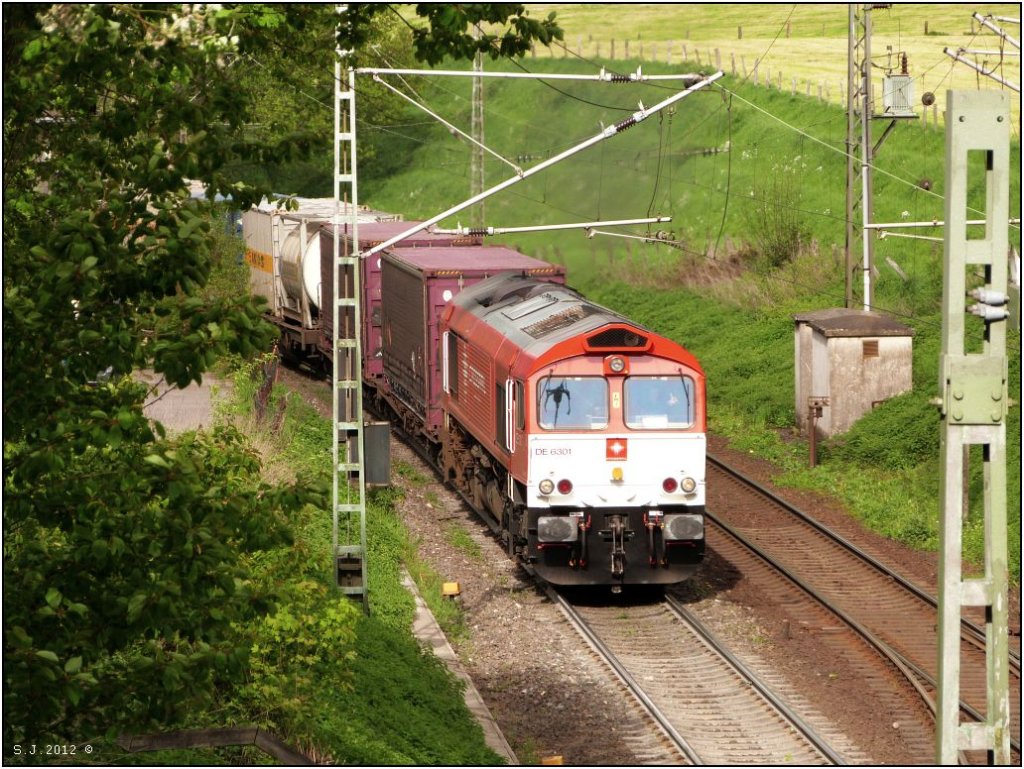 Eine Crossrail Class66 mit schwerer Last am Haken auf den Weg nach Belgien.
Am Gemmenicher Tunnel im April 2012.