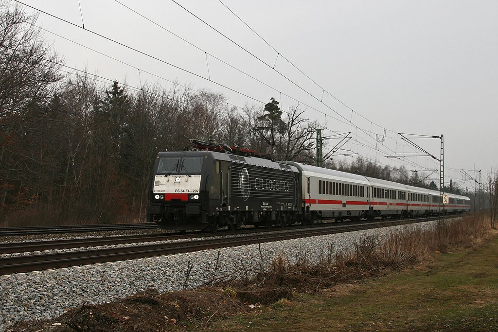 Eine CTL 189 am Brenner EC! Da offensichtlich eine andere 189 defekt war, musste kurzfristig ES 64 F4 207 der CTL vor dem Brenner EC 80 aushelfen! Haar, 3.3.2010.