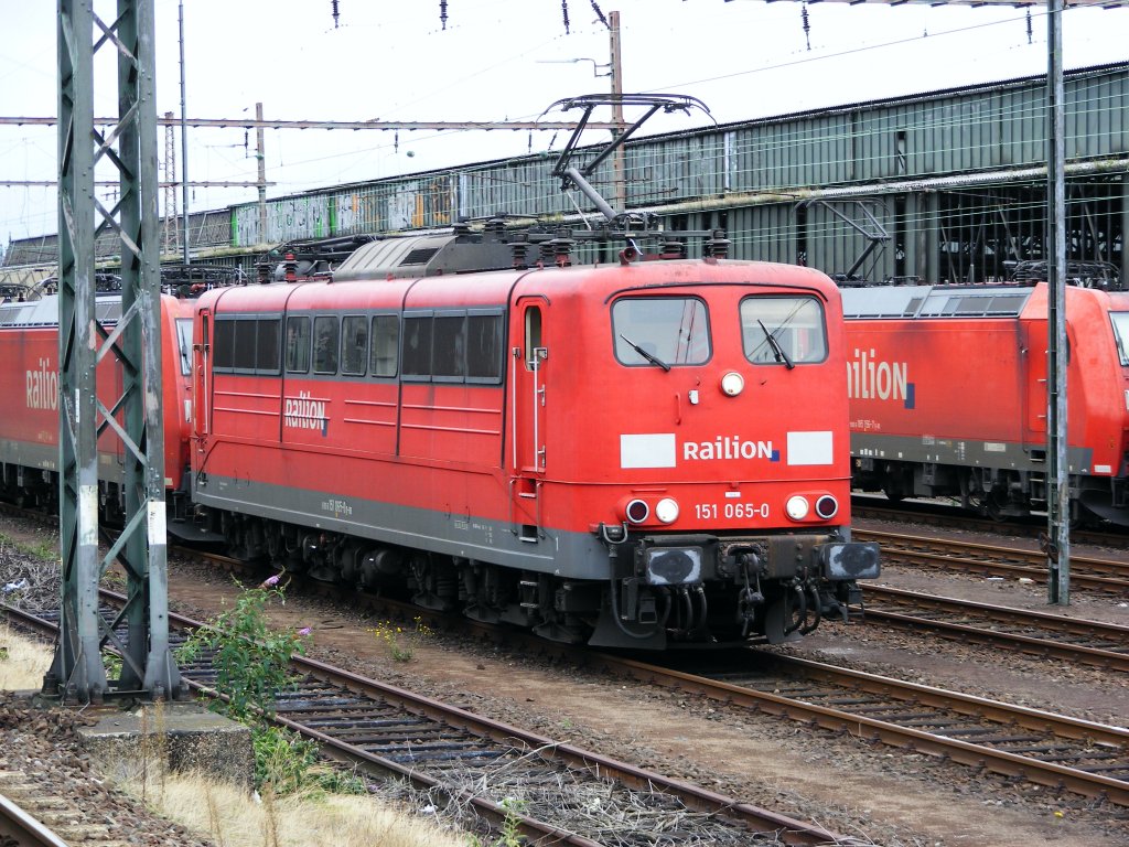 Eine DB 151 steht am 16. August 2010 im Bahnhof Wanne-Eickel.