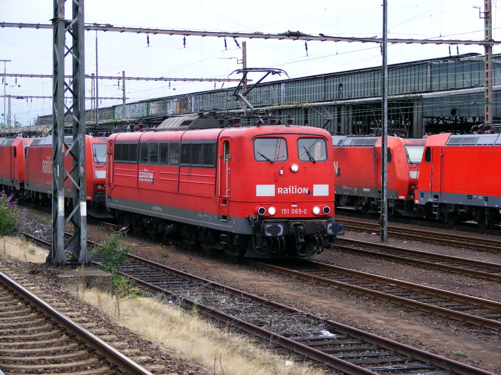 Eine DB 151 steht am 16. August 2010 im Bahnhof Wanne-Eickel.
