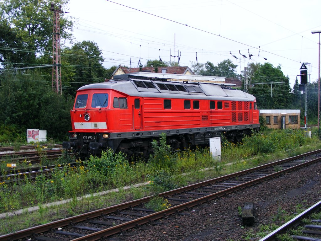 Eine DB 232 ist am 30.08.2010 im Bahnhof Gladbeck-West unterwegs.