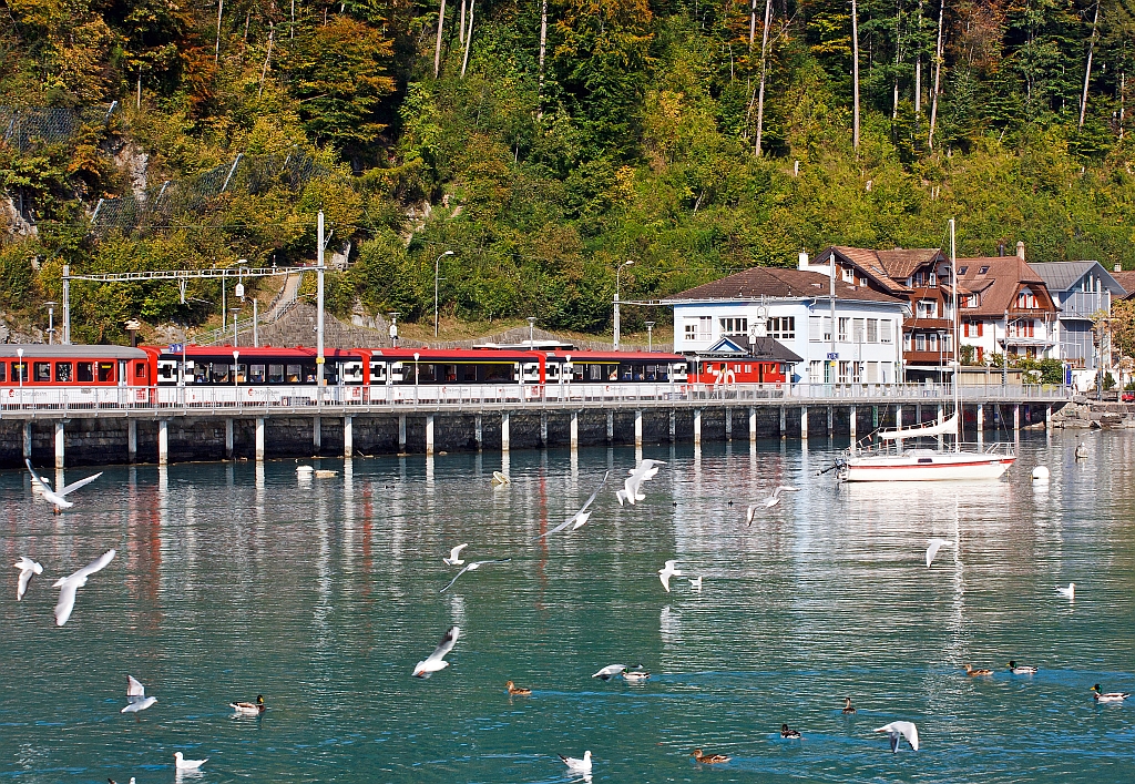 Eine De 110 der Zentralbahn mit einem IR (Interlaken - Luzern) am 30.9.2011 im Bahnhof Brienz.