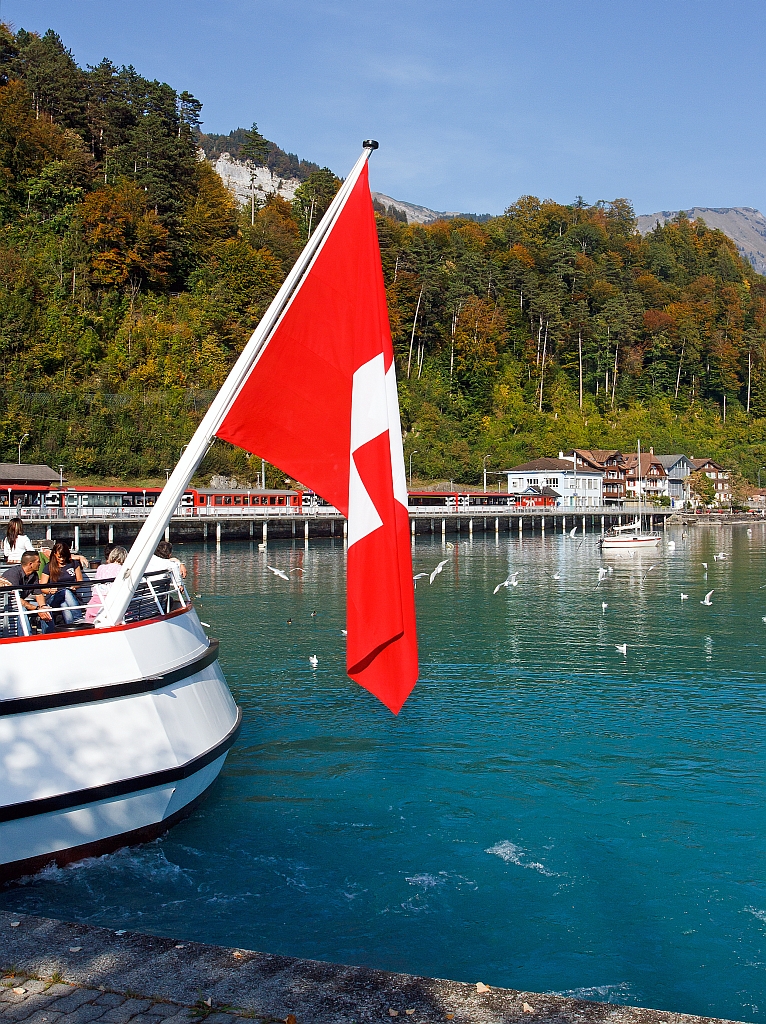 Eine De 110 der Zentralbahn mit einem IR (Interlaken - Luzern) am 30.9.2011 im Bahnhof Brienz. Im Vordergrund das Heck der MS Brienz.