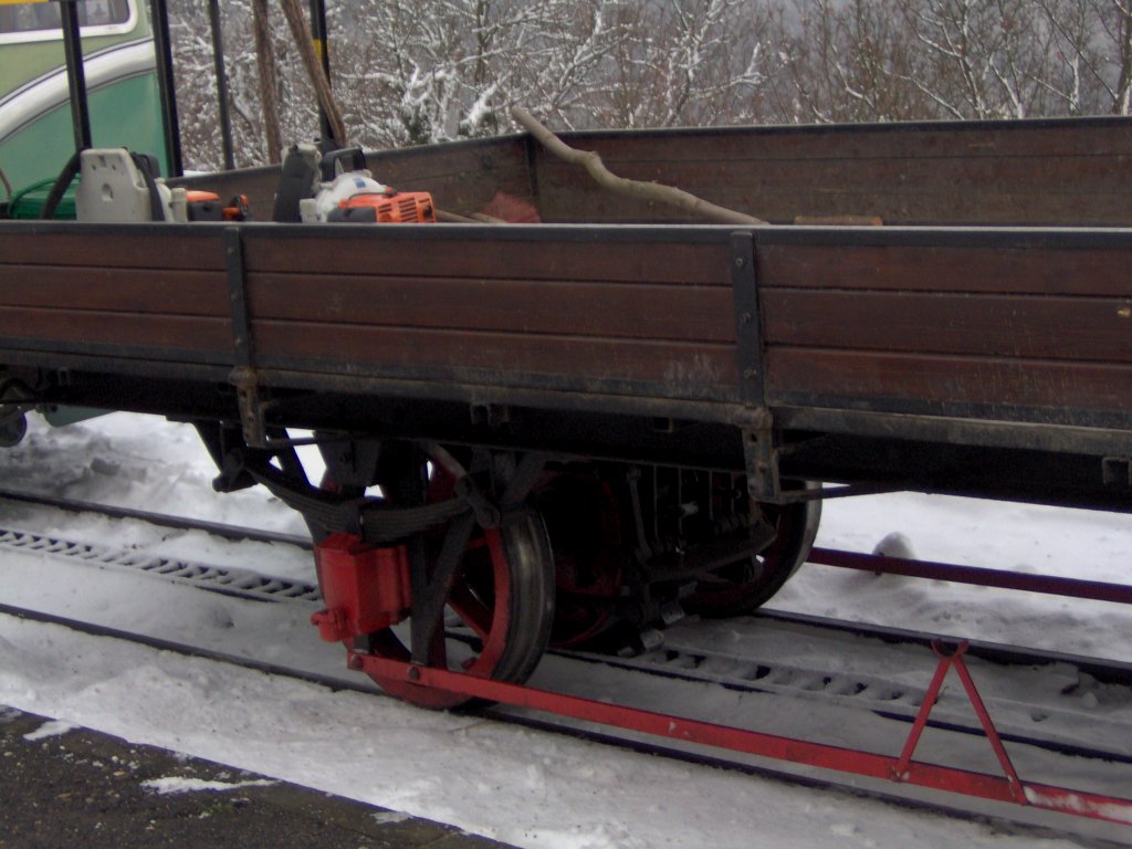 Eine Detailaufnahme des einzigen Gterwagens der Drchenfelsbahn.
Wenn man genauer hinschaut sieht man,das die Achse des Wagens auch Zahnrder besitzt.Dieses Bild wurde an einem verschneitem Dienstag aufgenommen.