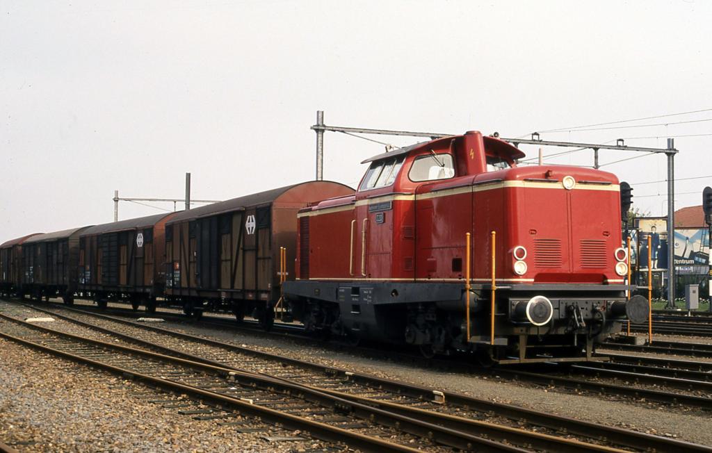 Eine deutsche Lok mit schweizer Wagen im Ausland!
Die Diesellok D 20 der Bentheimer Eisenbahn wartet 31.10.1992 um
12.15 Uhr mit einem Gterzug im niederlndischen Bahnhof Coevorden 
auf Weiterfahrt.