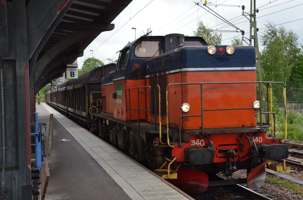 Eine Diesellock Green Cargo T44 340 mit Anhang rauscht durch den Bahnhof Norrkping am 01.06.2012.