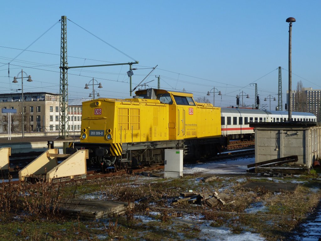 Eine Diesellok 203 309-0 der DB Netz Instandhaltung stand am 29.01.2011 auf dem Abstellgleis am Dresdner Hauptbahnhof.